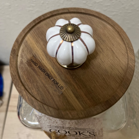 Glass Jars with Acacia lids - Picture 7 of 13